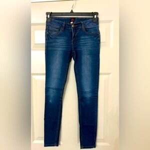 Brand:2b BEBE
Size:27
Condition: GoodLight Wear
Fabric: Thin and Comfortable